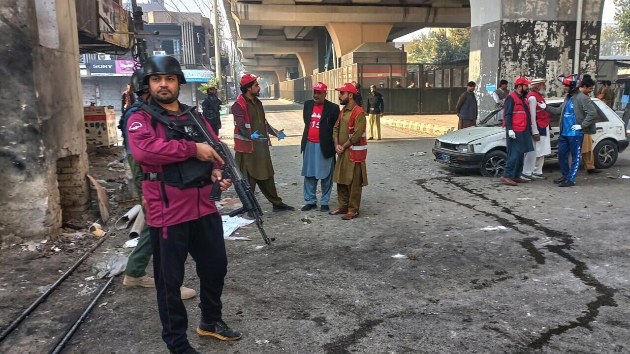 حمله خونین طالبان پاکستان به پیشاور: ۱۴ کشته و ربودن ۷ نیروی امنیتی