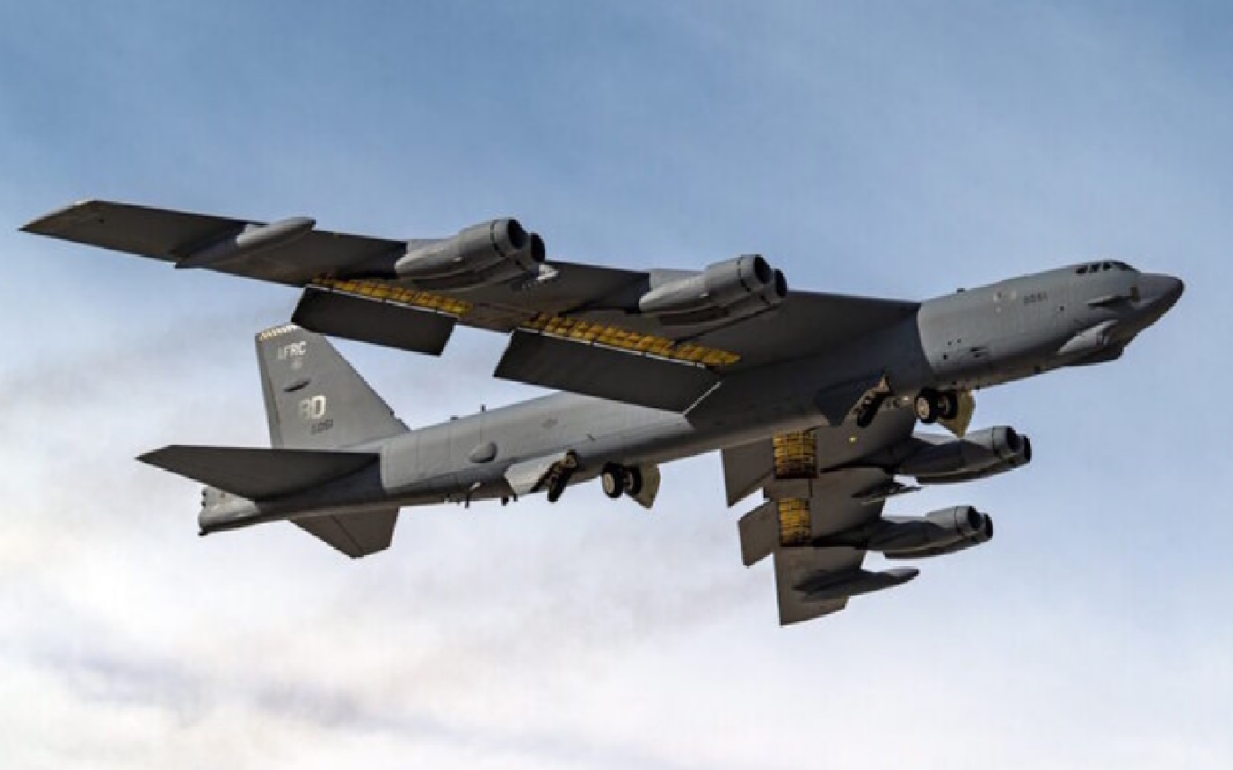 سقوط بمب‌افکن راهبردی B-52 آمریکا در کالیفرنیا؛ آغاز تحقیقات درباره علت حادثه