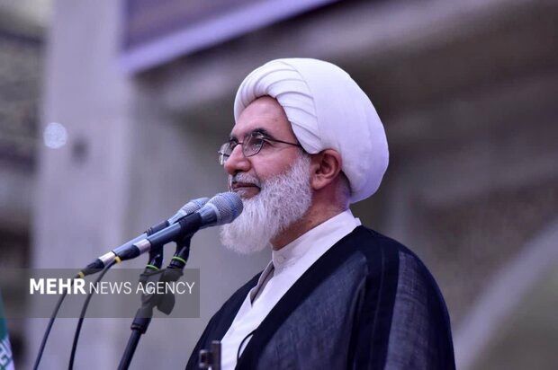 خطیب جمعه تهران: ترویج بی‌حیایی پروژه غرب برای فروپاشی بنیان خانواده است