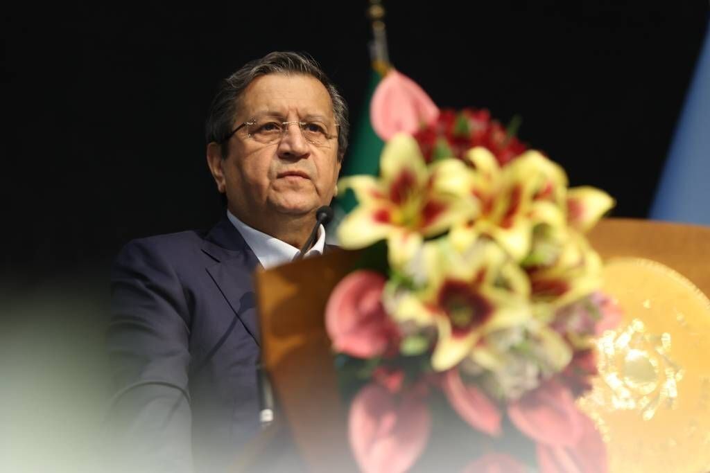 همتی: فروپاشی اقتصادی جنگ روانی است؛ تزریق ۲ میلیارد دلار برای ثبات بازار