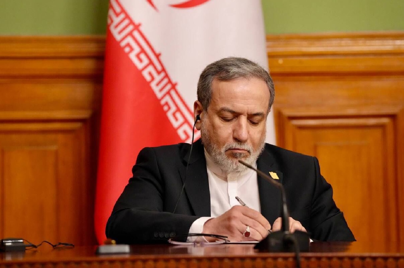 عراقچی: جهان اعتمادش را به نظام مالی آمریکا از دست میدهد