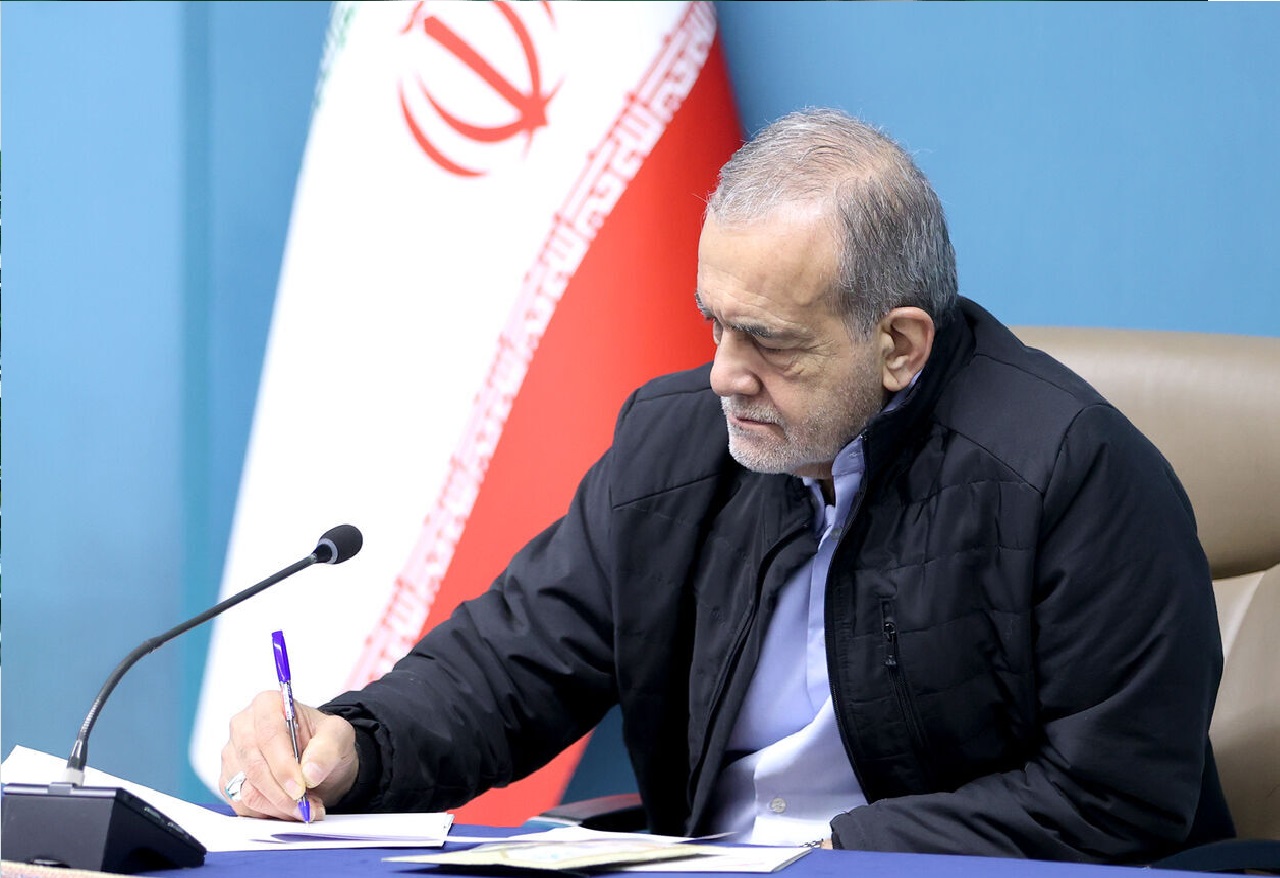دستور پزشکیان برای کاهش مصرف سوخت: دورکاری و اجرای طرح «روز بدون خودرو»