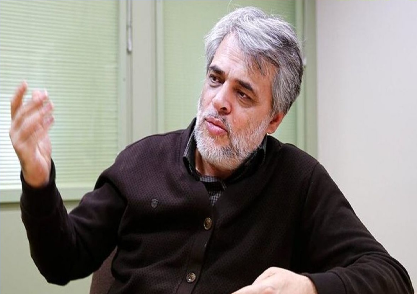 انتقاد تند مهاجری از عارف: عذرخواهی بدون تغییر در مدیریت، مردم را عصبانی‌تر می‌کند