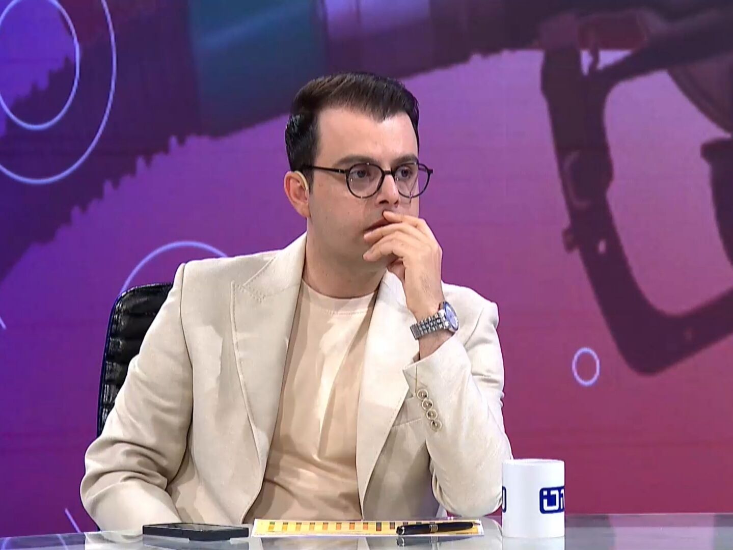 هشدار درباره بازار سیاه ۱۲ کالای اساسی؛ سیاستگذار باید یارانه انرژی را نقدی به خانوار بدهید زیرا.../ گلوانی: «تورم صفر» شدنی نیست