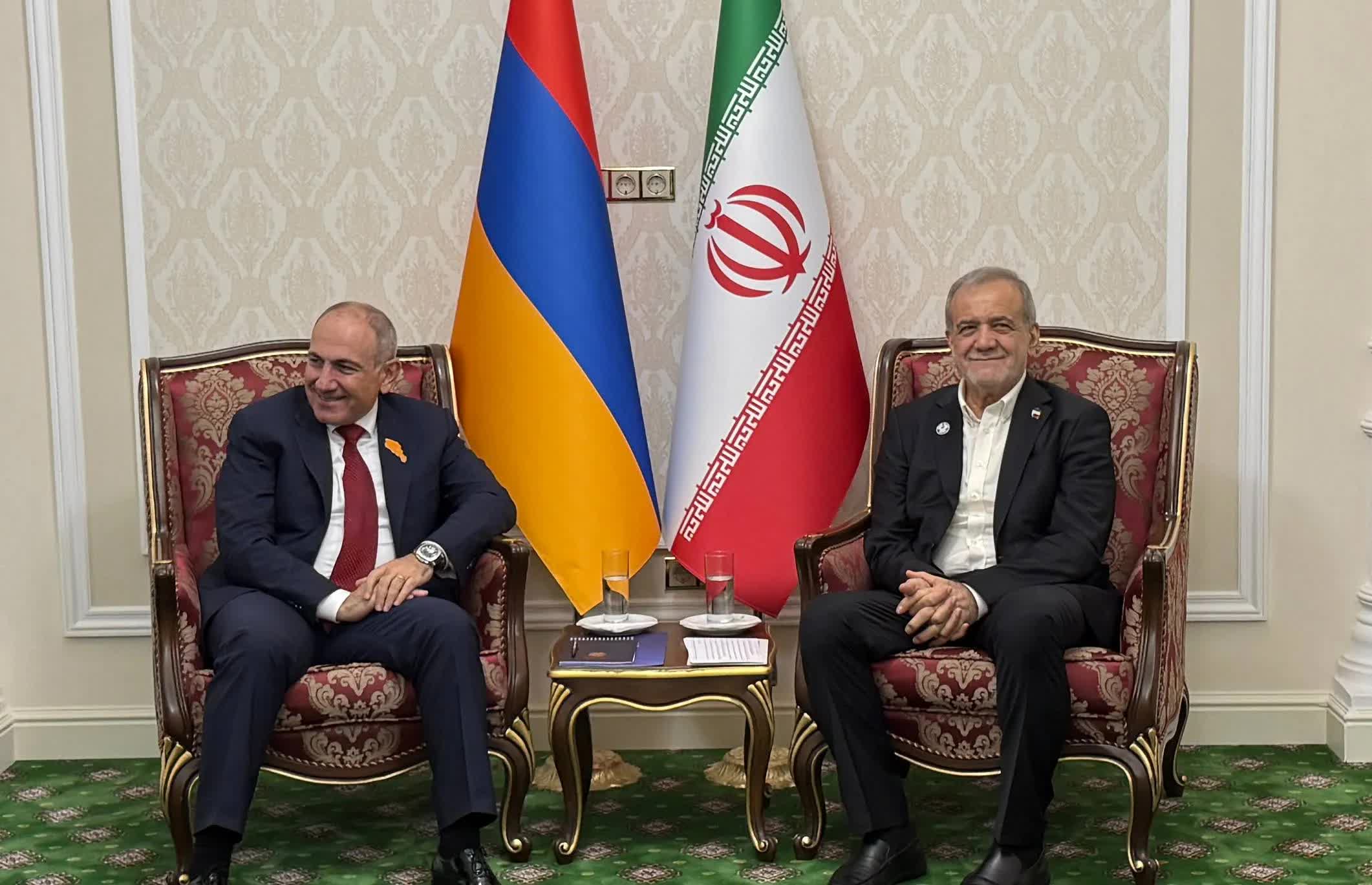 پزشکیان در دیدار با  پاشینیان: ایران و ارمنستان به‌عنوان دو کشور همسایه باید بتوانند در حوزه‌های مختلف با یکدیگر تعامل و همکاری داشته باشند